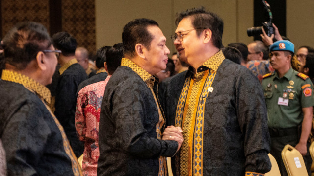 Menteri Perindustrian Airlangga Hartarto (kanan) berjabat tangan dengan Ketua DPR Bambang Soesatyo (kiri).  Foto: ANTARA FOTO/Aprillio Akbar
