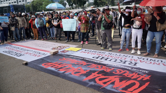 Sejumlah masa membentangkan poster di jalan, saat aksi unjuk rasa di depan Gedung DPR RI, Jalan Gatot Subroto, Jakarta, Senin (16/9/2019). Foto: Jamal Ramadhan/kumparan