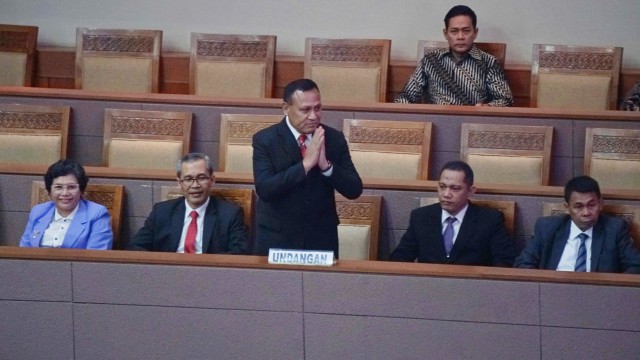 Pimpinan KPK terpilih, Firli Bahuri (tengah) memberikan salam saat menghadiri Rapat Paripurna DPR RI di Kompleks Parlemen, Senayan, Jakarta, Senin (16/9/2019).  Foto:  Irfan Adi Saputra/kumparan 