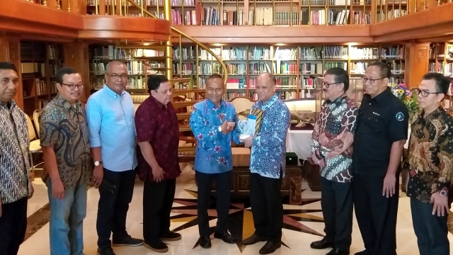 Persatuan Wartawan Indonesia (PWI) menyambangi kediaman Presiden ke-3 RI BJ Habibie di Patra Kuningan, Jakarta Selatan, Senin (16/9/2019). Foto: Fadjar Hadi/kumparan