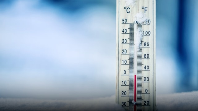 Ilustrasi pengukur suhu dengan termometer (Foto: Shutterstock)