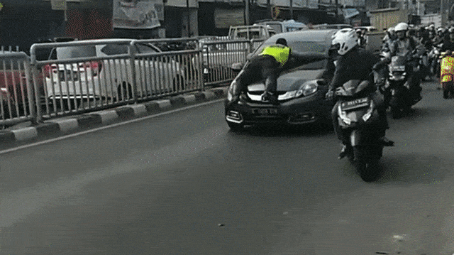 Polisi naik ke mobil yang ditilang di Pasar Minggu, Jakarta Selatan, Senin (16/9/2019). Foto: Dok. Istimewa