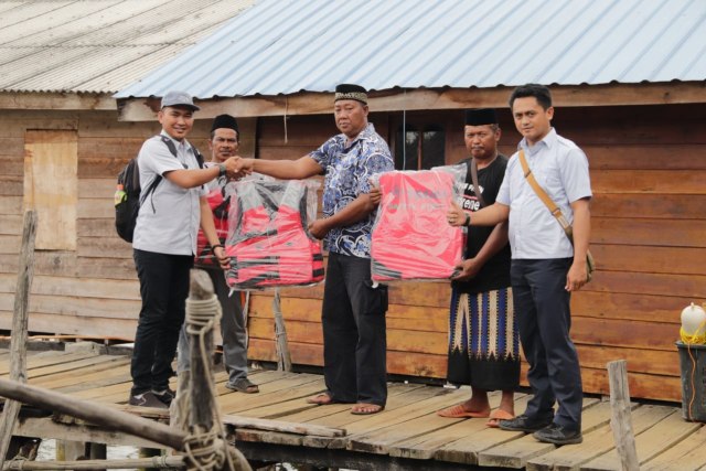Penyerahan Bantuan Sampan Pompong dan Life Jacket kepada warga di Pulau Stunak.