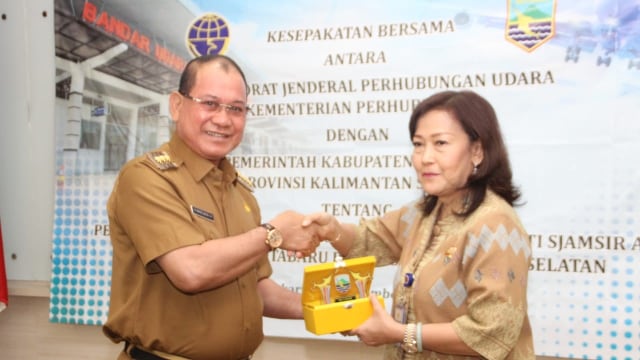 Bupati Kotabaru Sayed Jafar dan Direktur Jenderal Perhubungan Udara, Polana B Pramesti saat meneken MoU di Jakarta, Senin (16/9/2019). Foto: istimewa