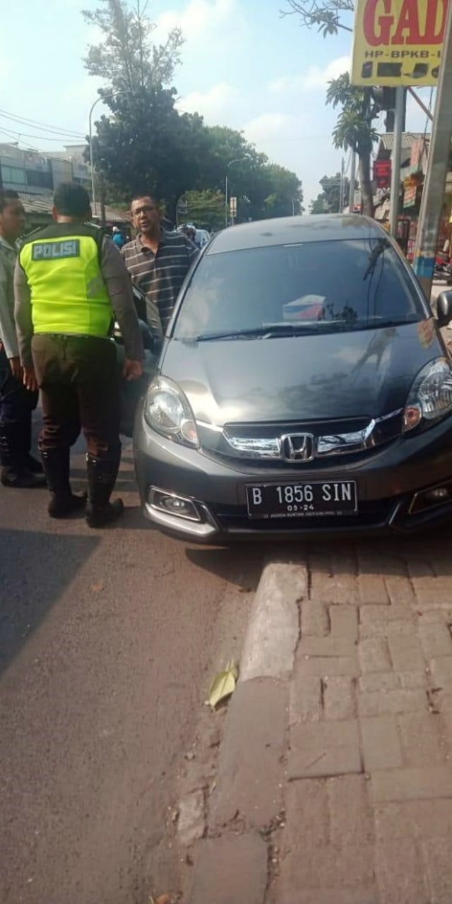 Sopir mobil yang kabur saat ditiang di Pasar Minggu. Foto: Dok. Istimewa