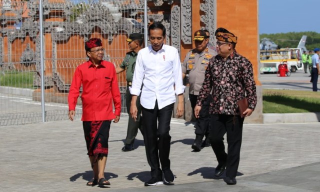 Ari Dwipayana (ujung kanan) saat mendampingi Presiden Jokowi mengunjungi Bali dan disambut Gubernur Bali Wayan Koster (kanalbali/Setneg)