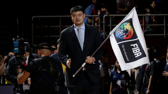 Yao Ming membawa bendera FIBA untuk diserahkan pada delegasi calon tuan rumah 2023. Foto: Reuters/Kim Kyung-hoon
