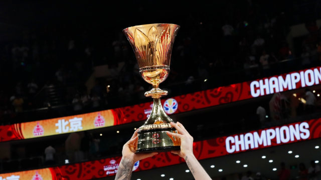 Trofi Piala Dunia Basket. Foto: Reuters/Kim Kyung-hoon