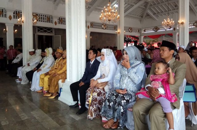 90 pasangan suami istri mengikuti istbat nikah massal di Pendopo Kabupaten Kuningan, Jawa Barat, Senin (16/9).   Istbat nikah massal yang digagas Lembaga Koordinasi Kesejahteraan Sosial (LKKS) Kabupaten Kuningan. (Andry)