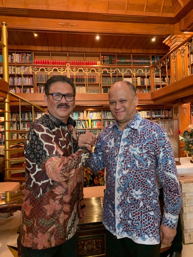 PWI Anugerahi BJ Habibie Bapak Kemerdekaan Pers Indonesia (17034)