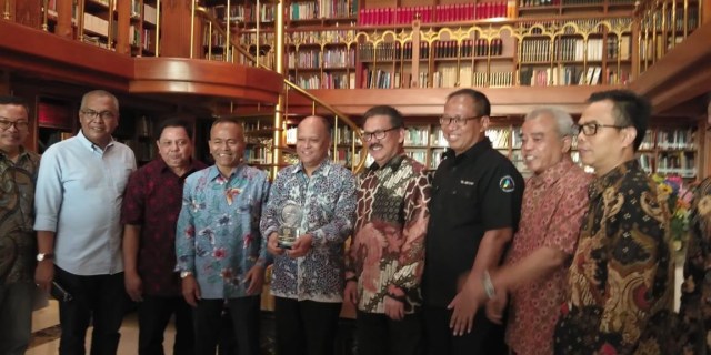 PWI Anugerahi BJ Habibie Bapak Kemerdekaan Pers Indonesia (17035)