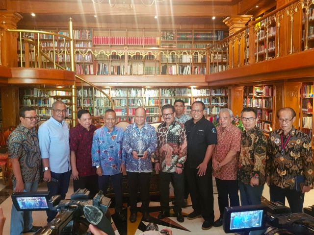 PWI Anugerahi BJ Habibie Bapak Kemerdekaan Pers Indonesia (17036)