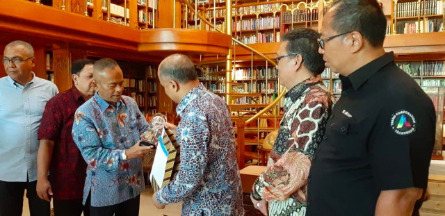 PWI Anugerahi BJ Habibie Bapak Kemerdekaan Pers Indonesia (17037)