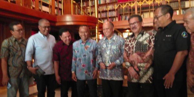 PWI Anugerahi BJ Habibie Bapak Kemerdekaan Pers Indonesia (17038)