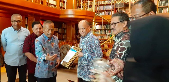 PWI Anugerahi BJ Habibie Bapak Kemerdekaan Pers Indonesia (17039)