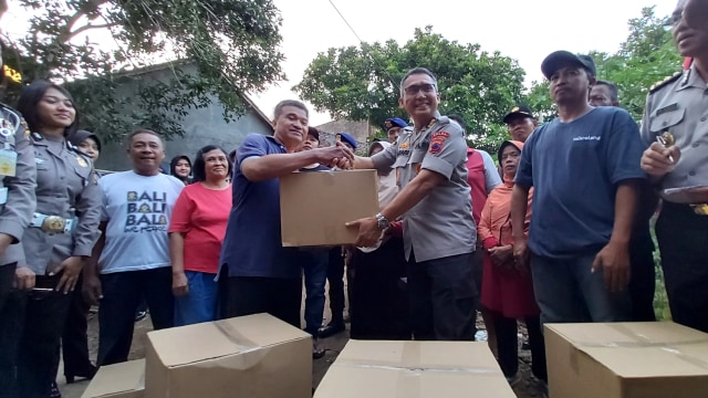 Polisi Beri Sembako untuk Korban Ledakan Mako Brimob Semarang (1146205)