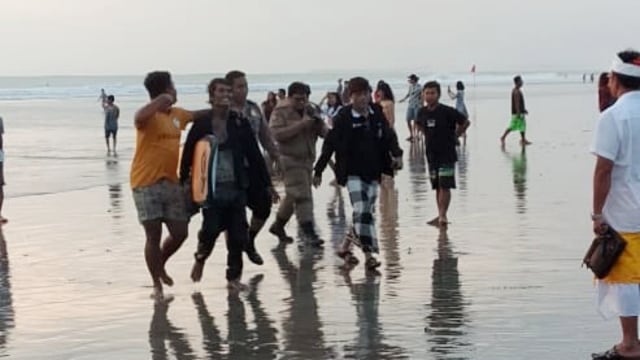 Sejumlah warga mengamankan seorang pria yang membawa senjata di Pantai Kuta, Bali. Foto: Dok. Istimewa