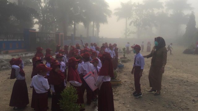 Para siswa di Kabupaten Kolaka Timur, masuk sekolah di tengah kepungan asap kebakaran lahan gambut, Foto: Riza Salman/kendarinesia.