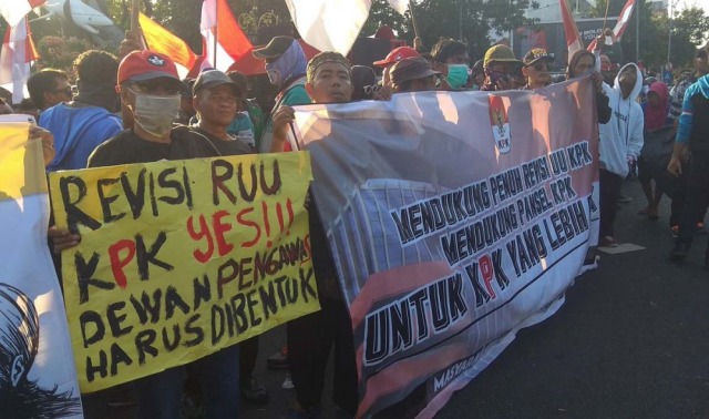 Masyarakat Arus Bawah Surabaya Cinta KPK menggelar aksi dukung revisi UU KPK di depan Kebun Binatang Surabaya
