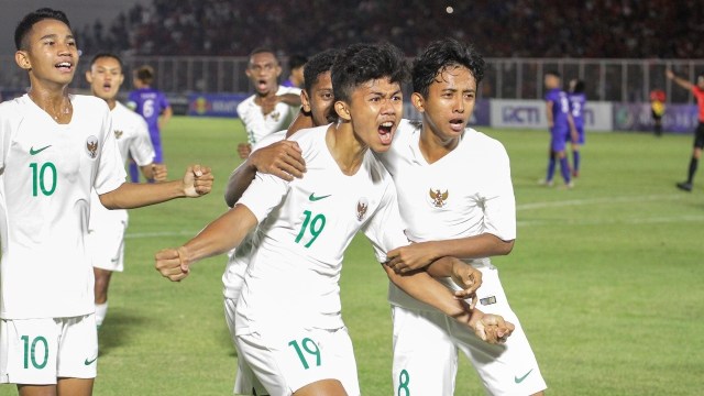 Timnas Indonesia U-16 berselebrasi saat pertandingan laga kualifikasi Piala AFC U-16 2020 di Stadion Madya, Jakarta, Senin (16/9/2019). Foto: ANTARA FOTO/Galih Pradipta