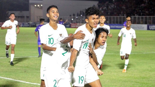 Timnas Indonesia U-16 berselebrasi saat pertandingan laga kualifikasi Piala AFC U-16 2020 di Stadion Madya, Jakarta, Senin (16/9/2019). Foto: ANTARA FOTO/Galih Pradipta