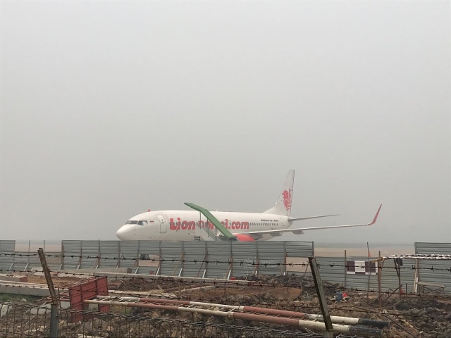 Aktivitas runway di Bandara Supadio Pontianak sempat ditutup karena kabut asap pekat, pada Senin pagi (16/9)/ Foto: Teri/Hi!Pontianak