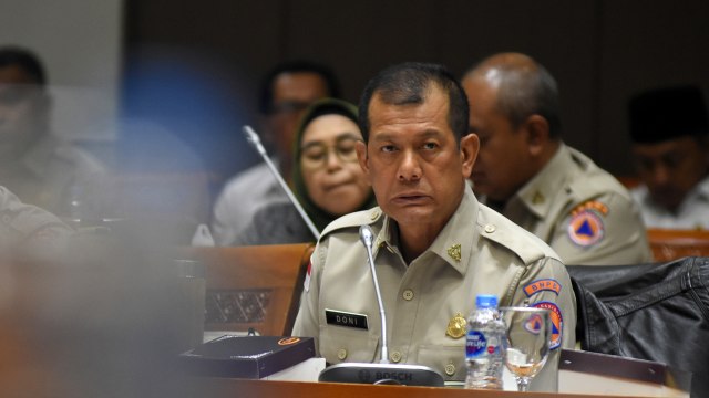 Kepala Badan Nasional Penanggulangan Bencana (BNPB) Letjen (TNI) Doni Monardo mengikuti Rapat Kerja dengan Komisi VIII DPR di Kompleks Parlemen, Senayan, Jakarta, Senin (16/9/2019). Foto: ANTARA FOTO/Indrianto Eko Suwarso