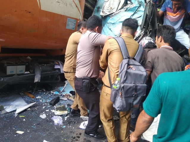Petugas bersama warga saat mengevakuasi korban kecelakaan maut di Way Kanan, Senin (16/9) | Foto : Ist.
