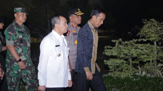 PRESIDEN Joko Widodo didampingi Gubernur Riau, Syamsuar dan Kapolda Riau, Irjen Pol Widodo Eko Prihastopo, saat mendarat di Bandara Sultan Syarif Kasim II, Pekanbaru, Senin malam, 16 September 2019. 
