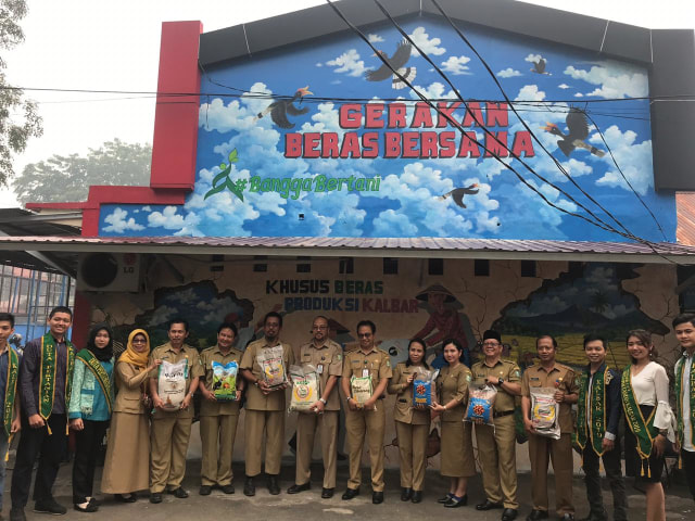 Dinas Pertanian Tanaman Pangan dan Hortikultura Provinsi Kalimantan Barat meluncurkan gerakan beras bersama di outlet Gerakan Beras Bersama, Senin (16/9). Foto: Teri/Hi!Pontianak