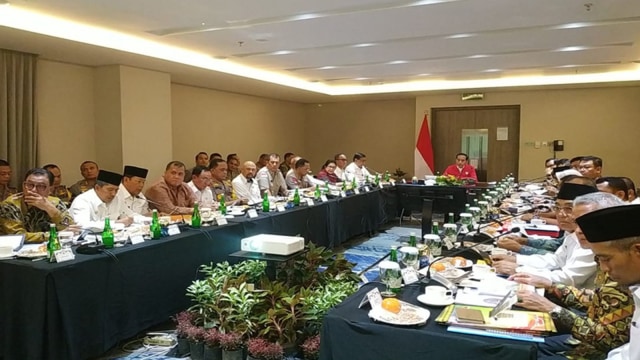 PRESIDEN Joko Widodo memimpin Rapat Koordinasi membahas asap dan Karhutla di Riau, Senin malam, 16 September 2019, di lantai 5 Novotel, Pekanbaru. 