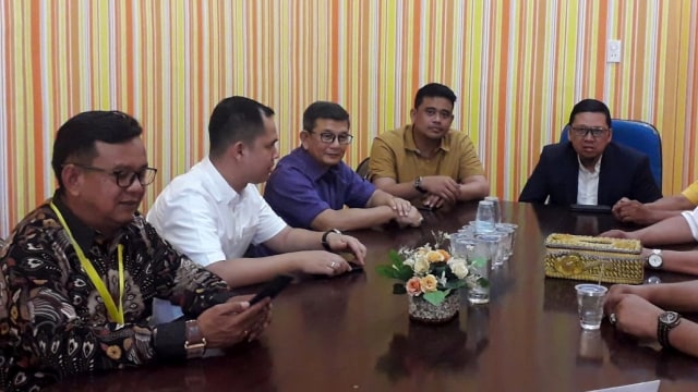 Menantu Presiden Jokowi, Bobby Nasution (kedua kanan) saat berkunjung ke kantor Partai Golkar Sumatera Utara, Senin (16/9/2019). Foto: DOK. Istimewa