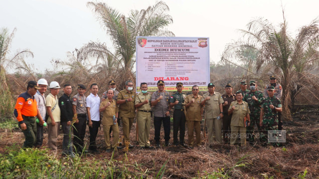 Kapolres Sintang bersama Forkopimda Sintang menyegel lahan perkebunan sawit milik PT GMU di Sintang, Kalbar, Senin sore (16/9). Foto: Dok Polres Sintang