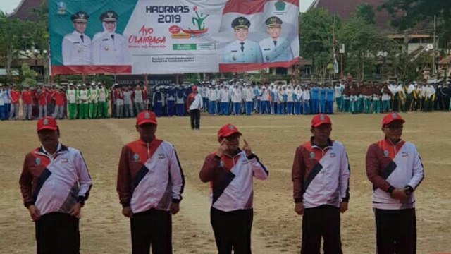 Wakil Bupati Bojonegoro Drs Budi Irawanto MPD, saat erima penghargaan dari Gubernur Jatim, Khofifah Indar Parawansa, dalam upacara peringatan Haornas Provinsi Jawa Timur di Pamekasan Madura. Senin (16/09/2019)