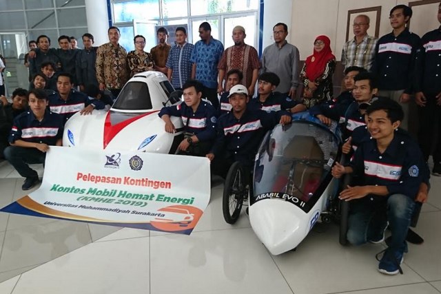 Peluncuran mobil listrik tersebut dilakukan di lobi gedung Siti Walidah UMS Sekaligus Mobil protype Bayu Surya, Trisula dan Ababil. (Agung Santoso)