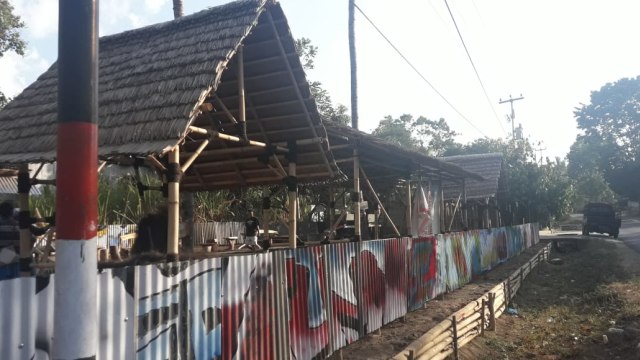 Kelompok pemuda di RT 18, Paulewa, Kelurahan Nageoga, Kecamatan Boawae membangun kafe kampung untuk mempromosikan budaya dan pariwisata Nagekeo. Foto: 
