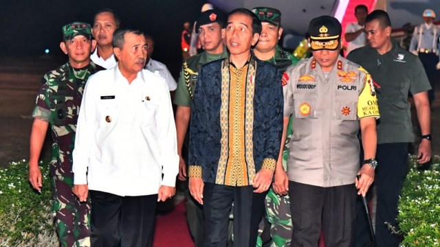 PRESIDEN Joko Widodo didampingi Gubernur Riau, Syamsuar dan Kapolda Riau, Irjen Pol Widodo Eko Prihastopo, saat mendarat di Bandara Sultan Syarif Kasim (SSK) II Pekanbaru, Senin, 16 September 2019, pukul 18.30 WIB. (Foto: Humas BNPB)