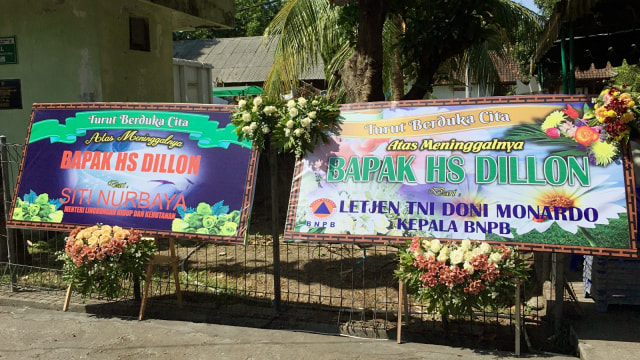 Sejumlah karangan bunga duka cita di rumah duka RSAD Udayana, Denpasar, Selasa (17/9). Foto: Denita br Matondang/kumparan