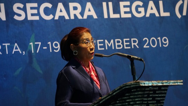 Menteri Kelautan dan Perikanan, Susi Pudjiastuti, memberikan sambutan dalam Rapat Koordinasi Nasional Satuan Tugas Pemberantasan Penangkapan Ikan Secara Ilegal (Satgas 115) di Kementrian Kelauatan dan Perikanan, Jakarta, Selasa (17/9). Foto: Fanny Kusumawardhani/kumparan