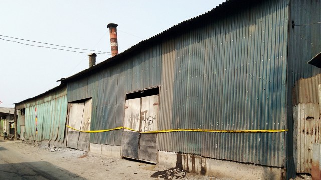 Dua pabrik peleburan alumunium dipasang garis polisi. Foto: Fachrul Irwinsyah/kumparan