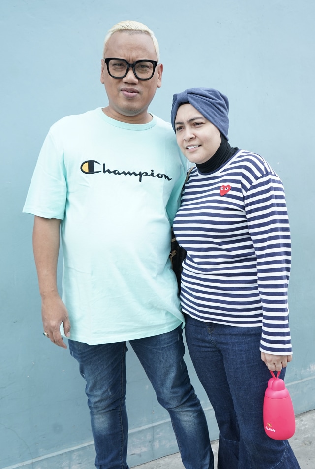 Presenter Uya Kuya bersama istti Astrid saat ditemui dikawasan Tendean, Jakarta, Selasa, (17/9). Foto: Dok. Ronny