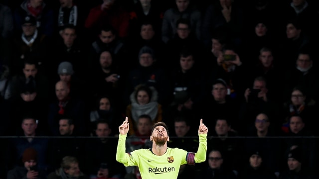 Lionel Messi tampil brilian di laga Liga Champions 2018/19 melawan PSV. Foto: AFP/John Thys