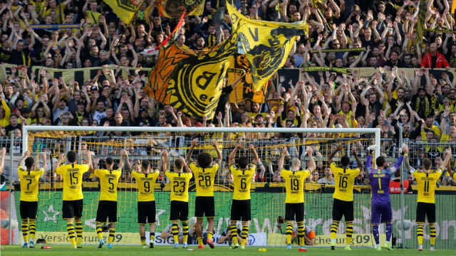 Pemain-pemain Borussia Dortmund merayakan kemenangan atas Bayer Leverkusen. Foto: Reuters/Leon Kuegeler