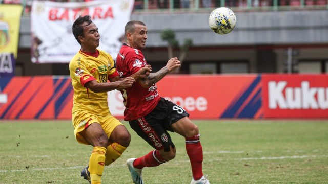 Pemain Bali United dan Bhayangkara berduel. Foto: Dok. Media Bali United
