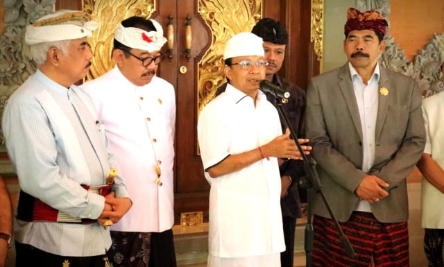 Gubernur Bali Wayan Koster saat mengumumkan pengaturan Tari Sakral didampingi para tokoh agama, adat dan budaya Bali (kanalbali/IST)