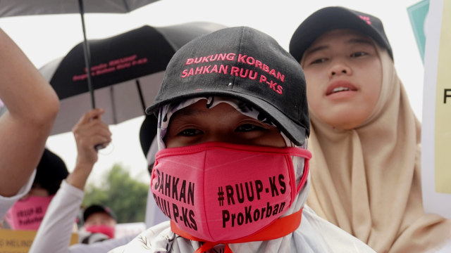 Massa aksi mengenakan masker dan topi yang bertuliskan tuntutan saat aksi unjuk rasa di depan Gedung DPR RI, Jakarta, Selasa (17/9/2019). Foto: Iqbal Firdaus/kumparan
