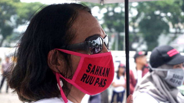 Massa aksi mengenakan masker bertuliskan 'Sahkan RUU P-KS' saat aksi unjuk rasa di depan Gedung DPR RI, Jakarta, Selasa (17/9/2019). Foto: Iqbal Firdaus/kumparan