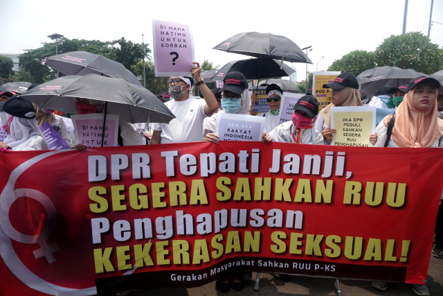 Sejumlah massa aksi membawa spanduk saat aksi unjuk rasa di depan Gedung DPR RI, Jakarta, Selasa (17/9/2019). Foto: Iqbal Firdaus/kumparan