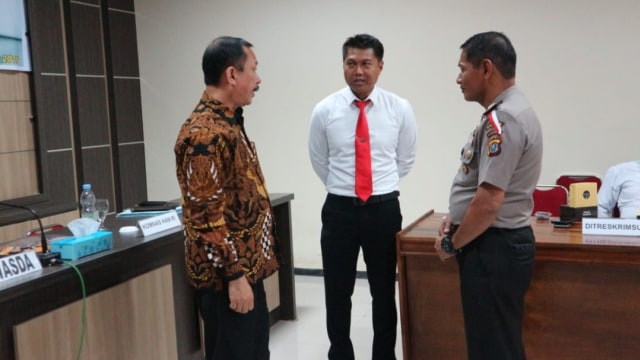 Ketua Komnas HAM, Ahmad Taufan Damanik (baju batik) saat mengunjungi Polda Sultra, Foto: Istimewa.