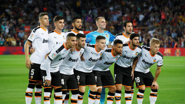 Para pemain Valencia berpose  jelang laga menghadapi Barcelona. Foto: Reuters/Albert Gea